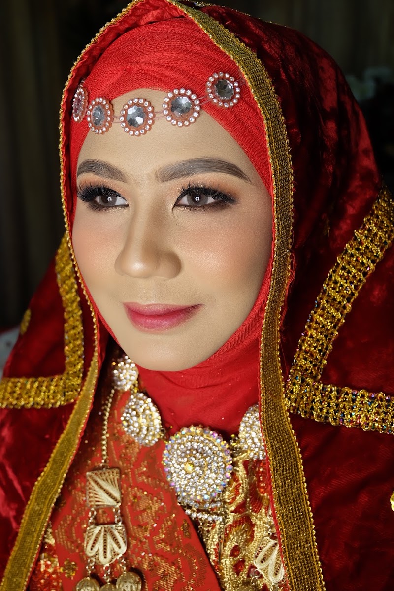Logo Risma Dian Professional Makeup Artist